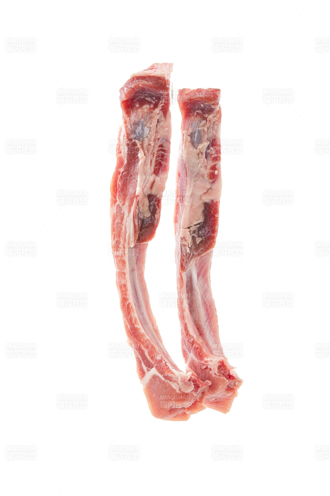 白色背景下的生鲜猪肋排图片