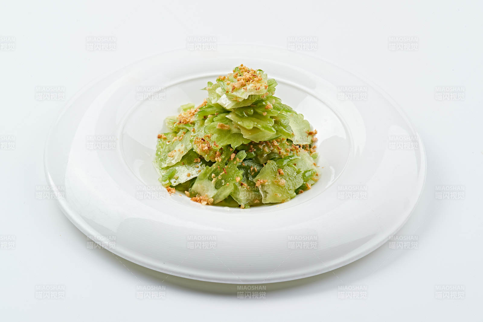 白色瓷盘装的蒜沫凉拌苦瓜片图片