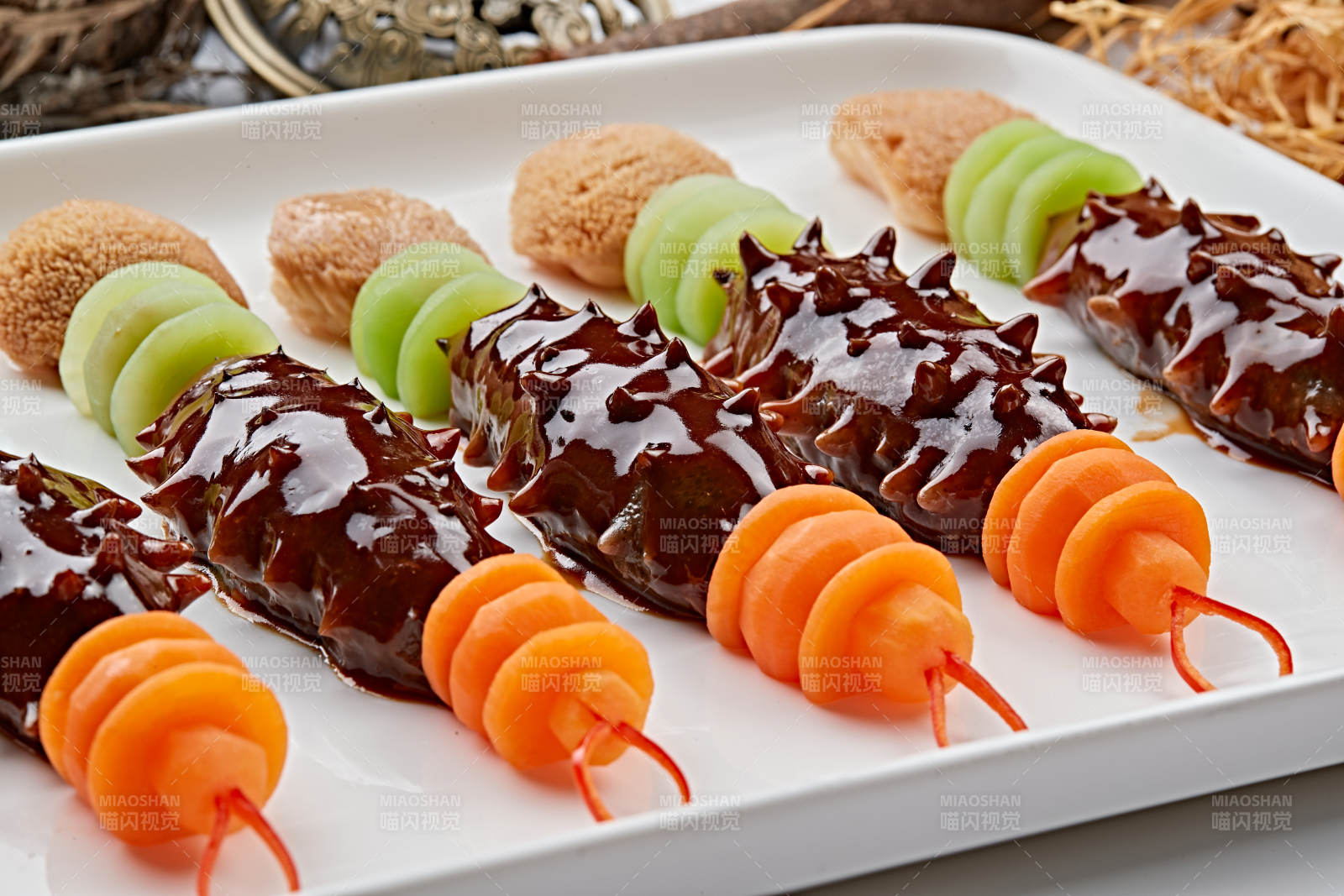 毛笔造型的浇汁梅花参图片