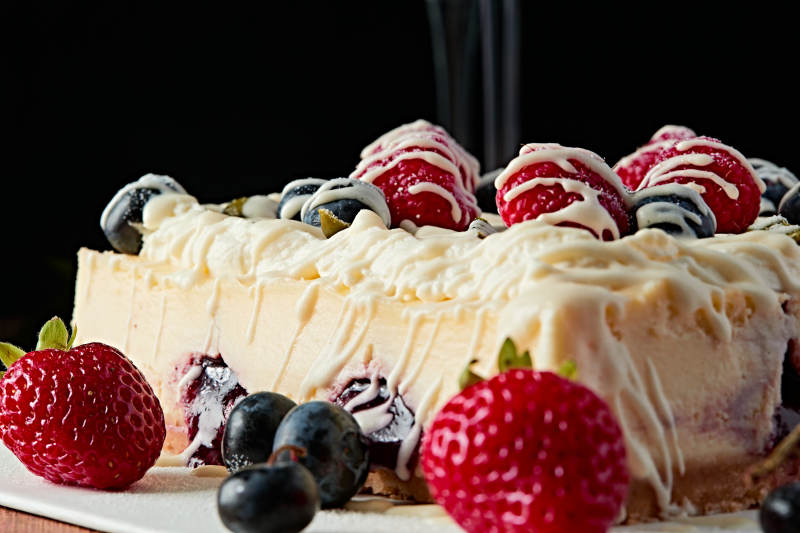 蓝莓树莓鲜奶慕斯蛋糕图片