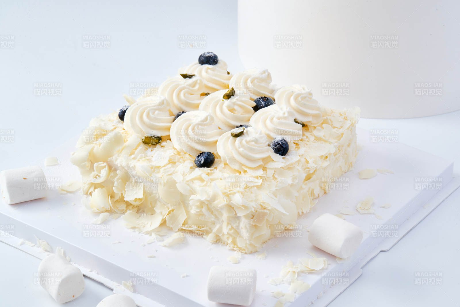 蓝莓白巧克力鲜奶慕斯榴莲蛋糕图片