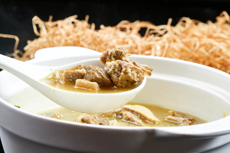 白色砂锅装的老火砂锅柴鸡煲图片