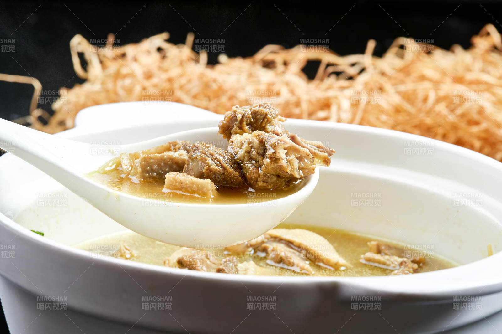 白色砂锅装的老火砂锅柴鸡煲图片