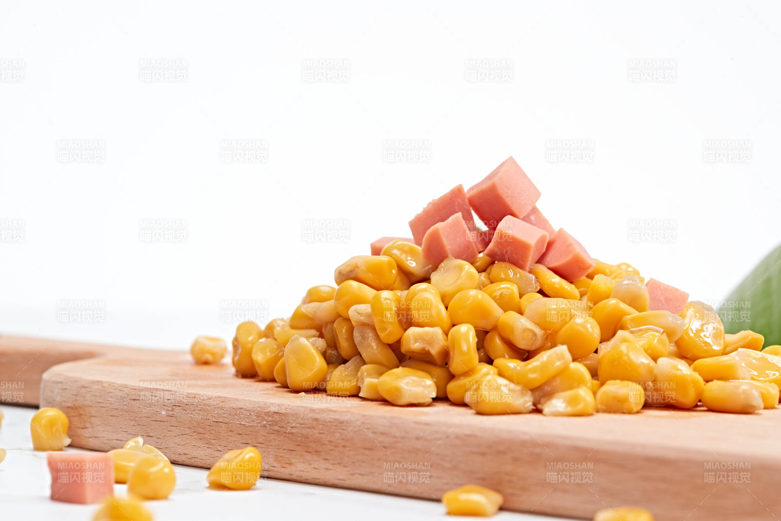 白色背景上的甜玉米粒图片