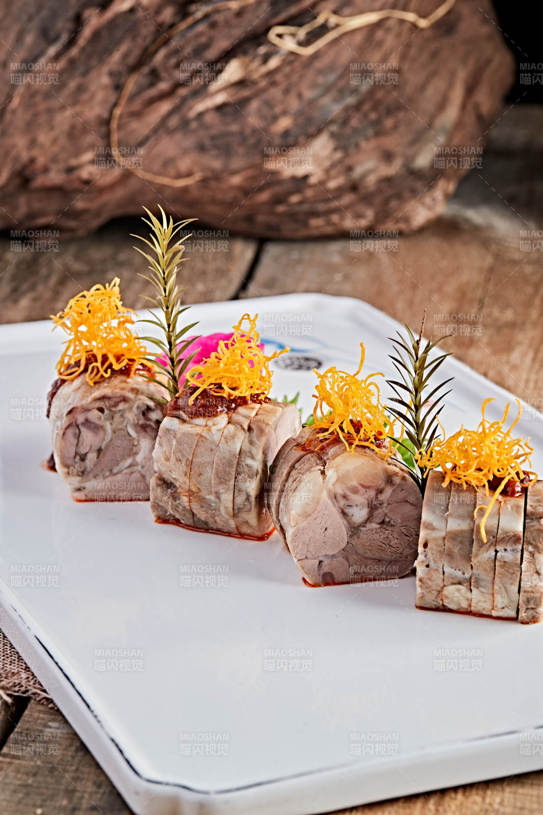 白色瓷盘装的精美凉菜肘花切片图片