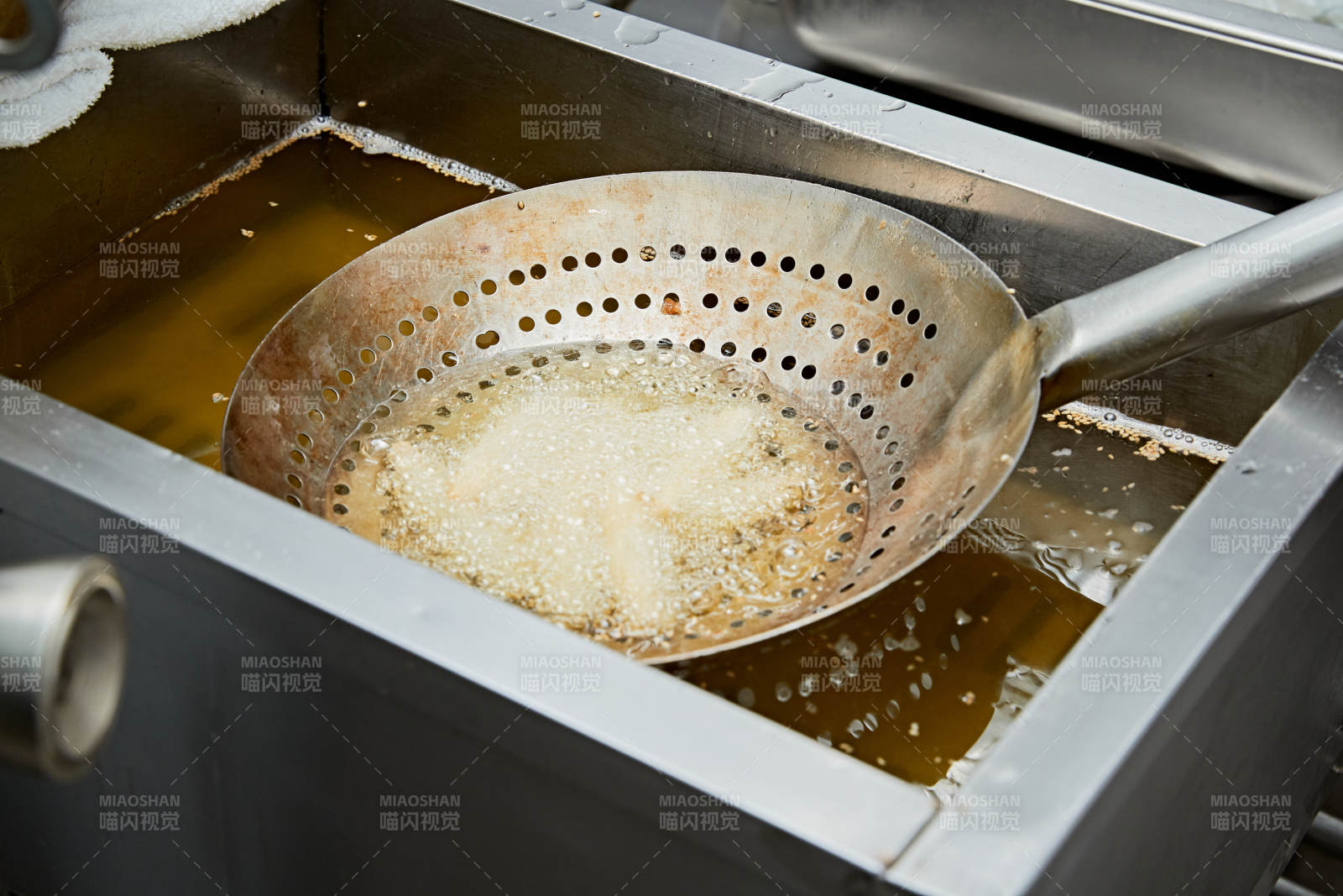 人与食物紧张忙碌的中餐厨房图片