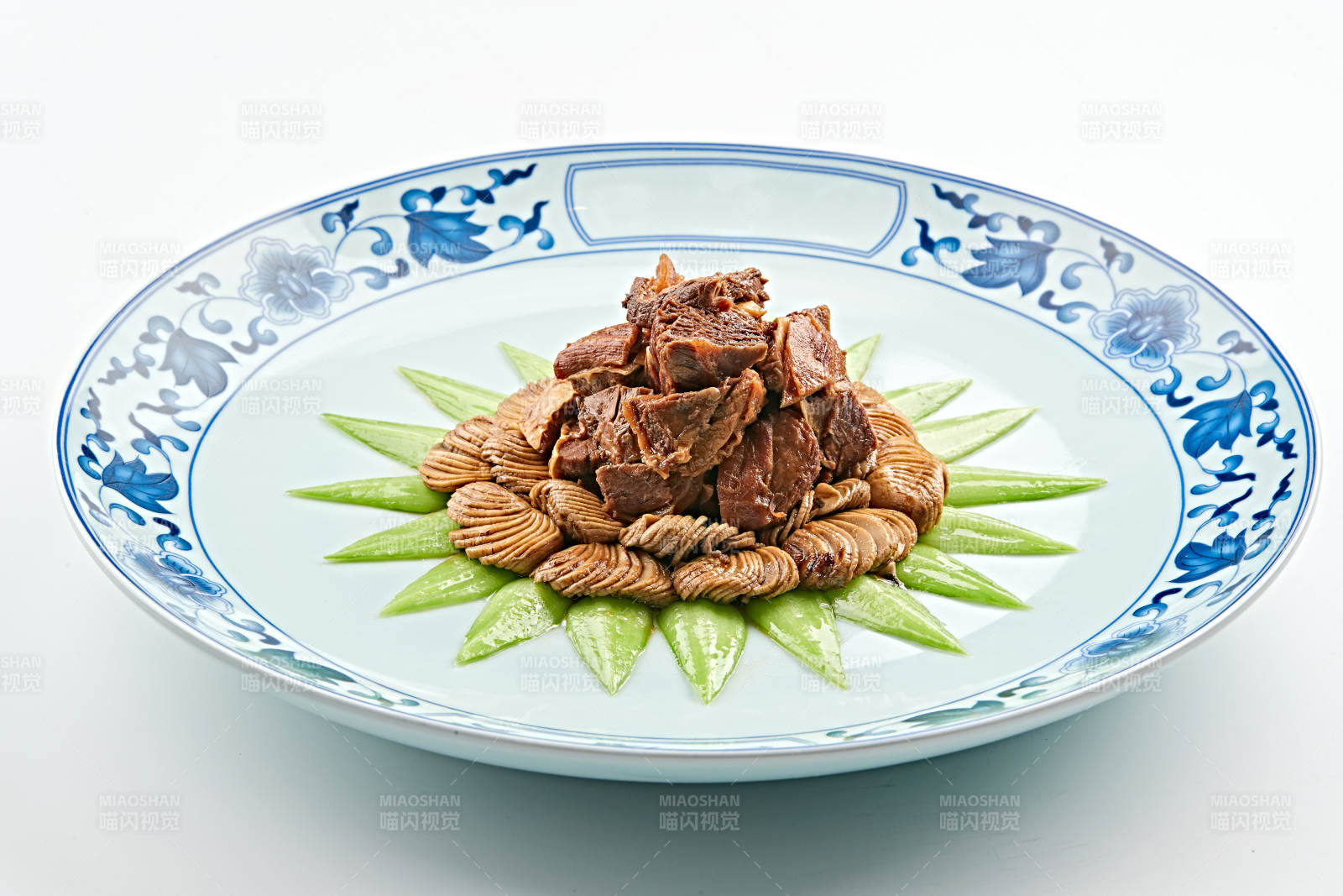 青花瓷盘装的坝上口蘑炖牛腱图片