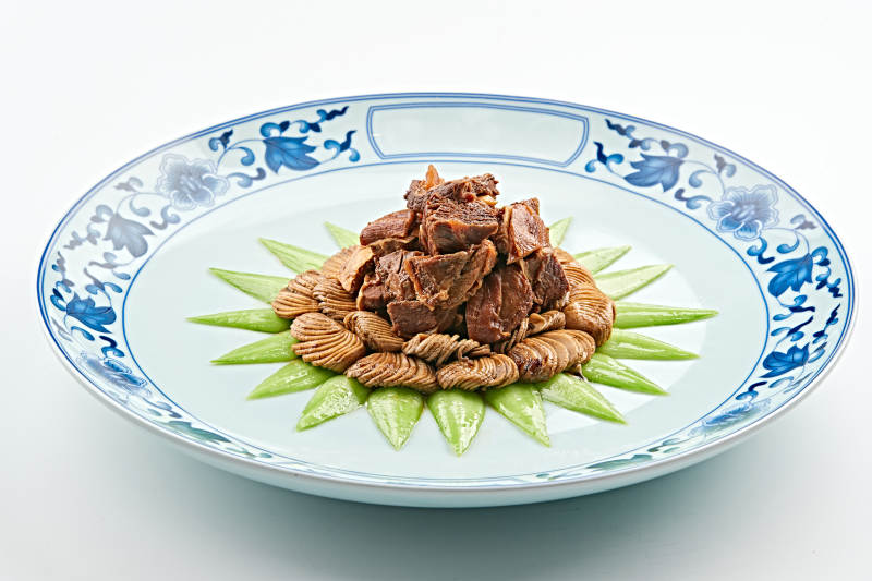 青花瓷盘装的坝上口蘑炖牛腱图片