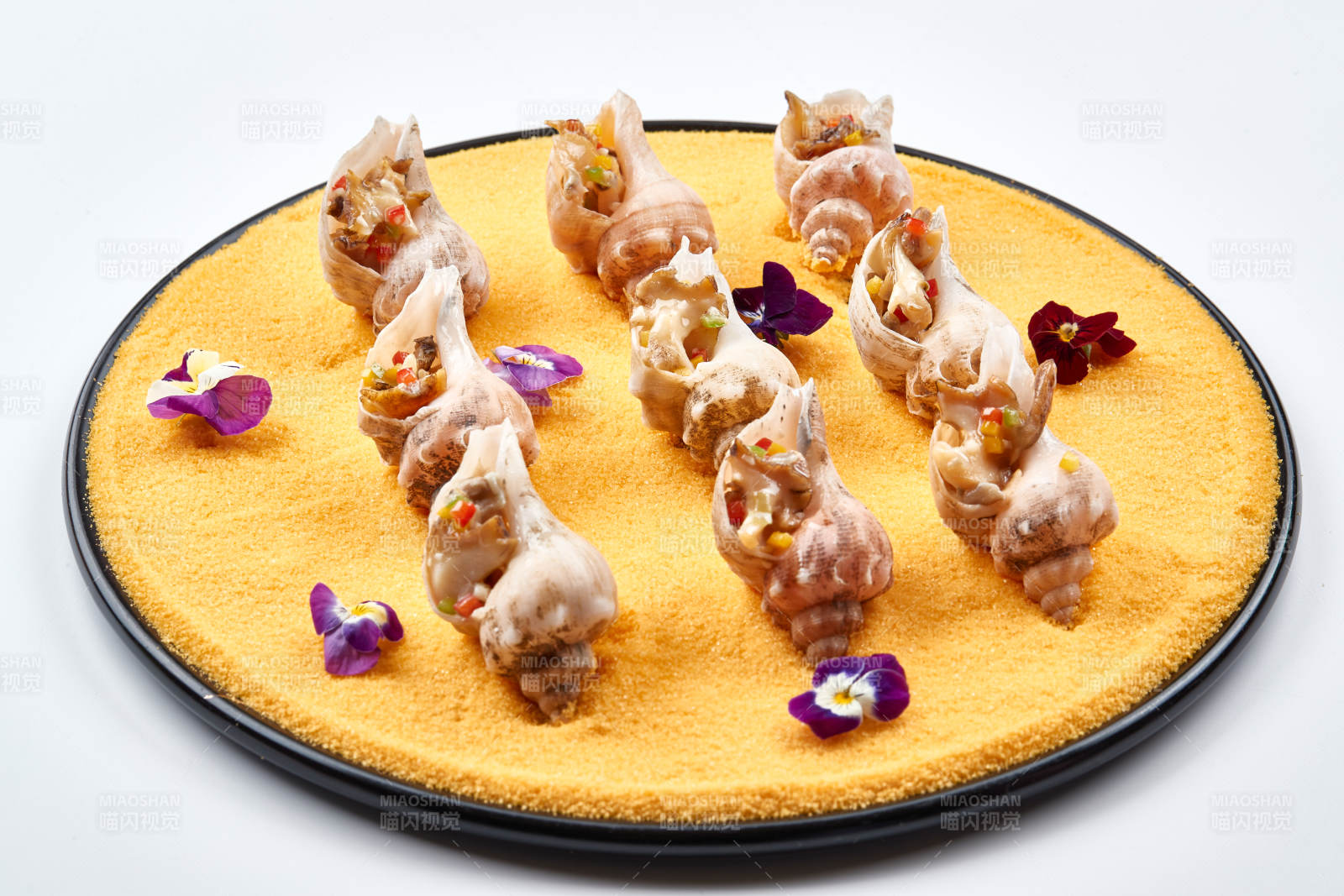 精美装饰餐具装的盐烧小海螺图片