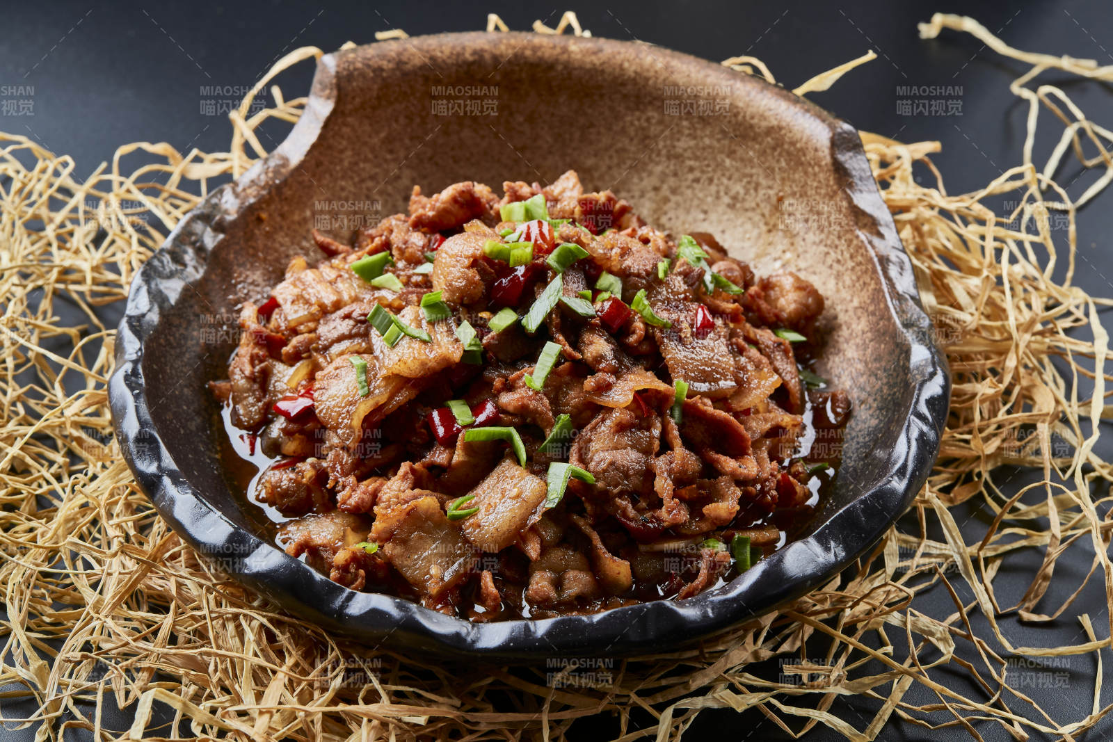 仿汝窑餐具装的香辣小炒腰片图片