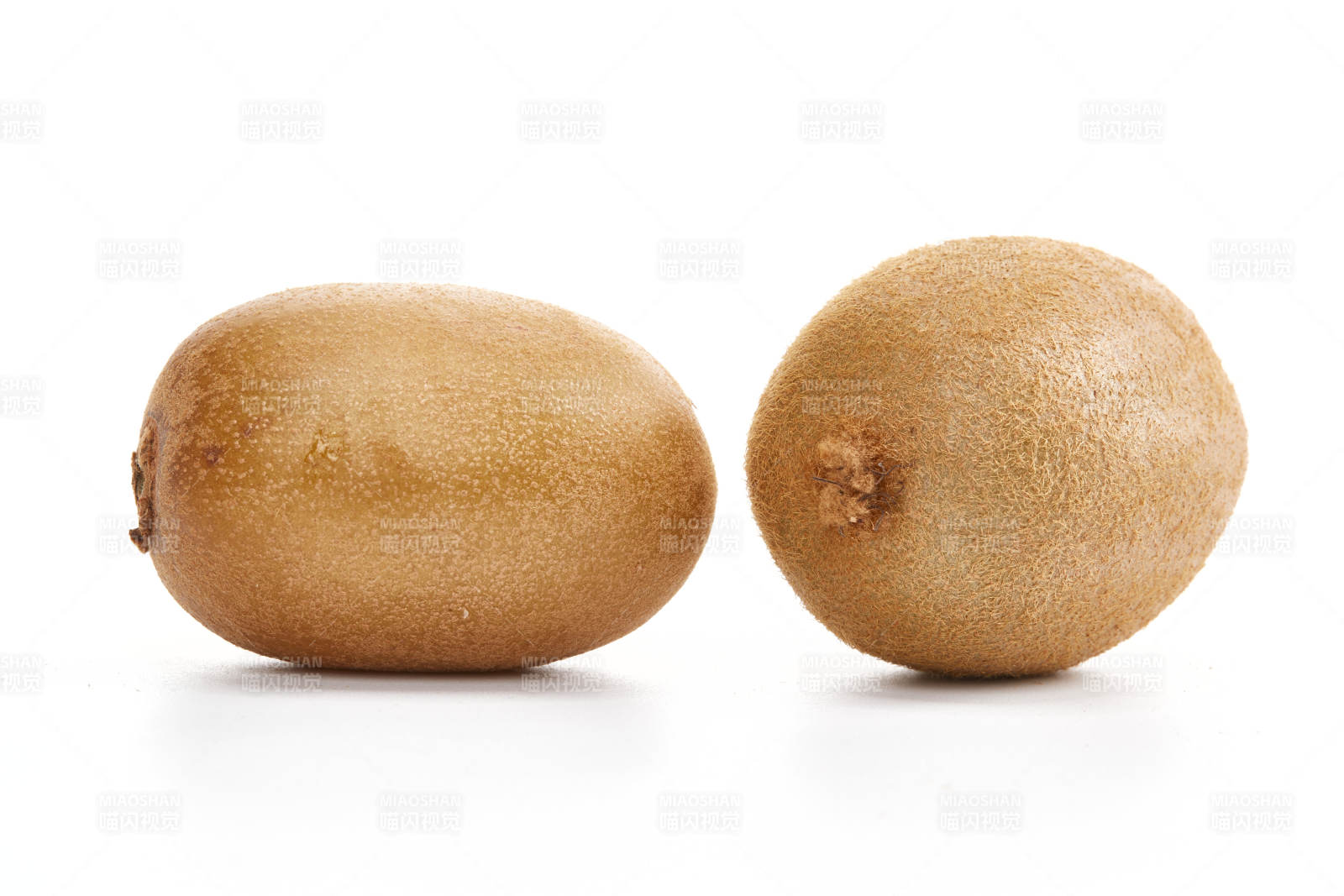 白色背景上摆放的新鲜水嫩猕猴桃图片