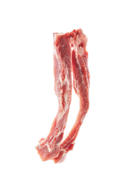 白色背景下的生鲜猪肋排图片
