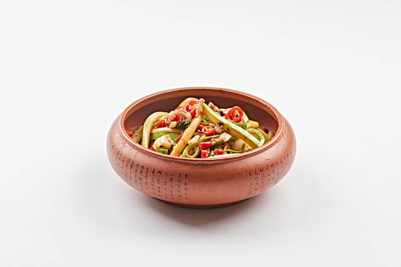 精美餐具装的湘味肉沫辣炒葫芦条图片