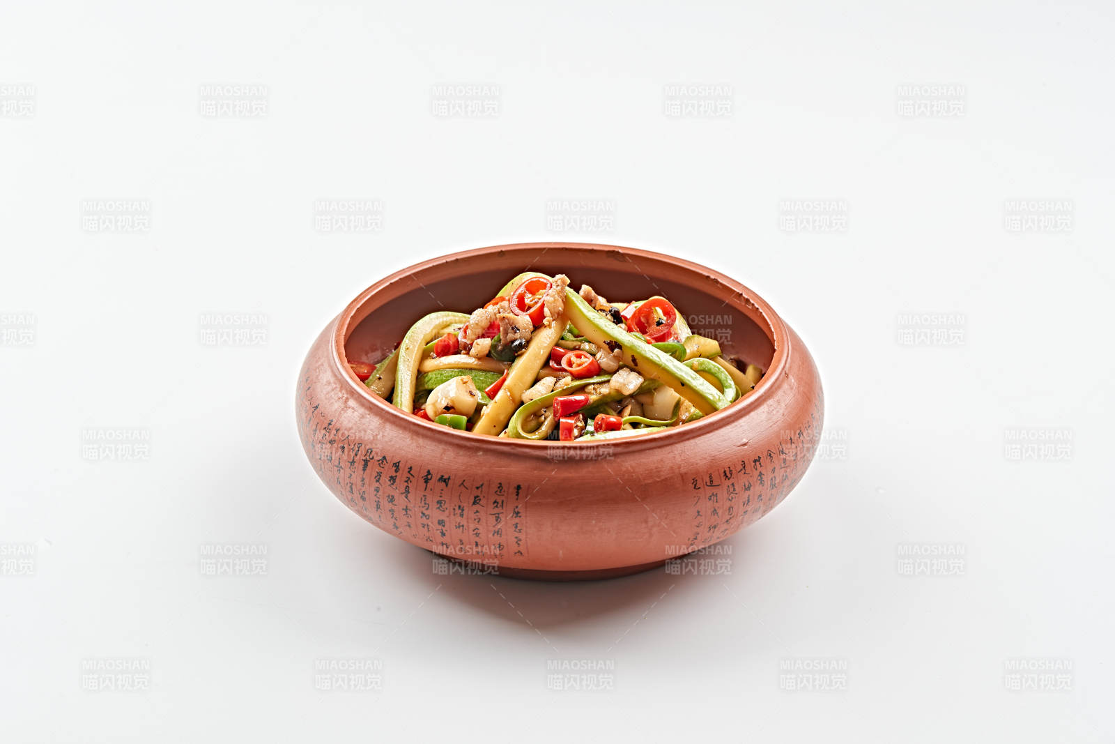 精美餐具装的湘味肉沫辣炒葫芦条图片