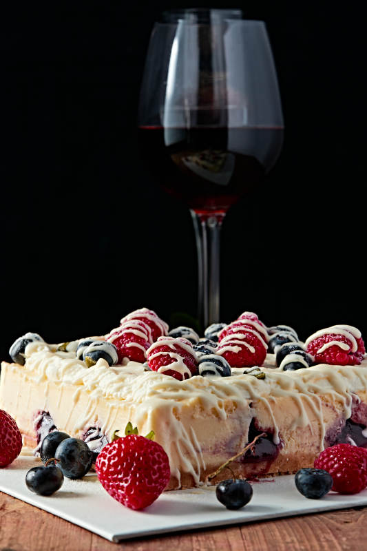 蓝莓树莓鲜奶慕斯蛋糕图片