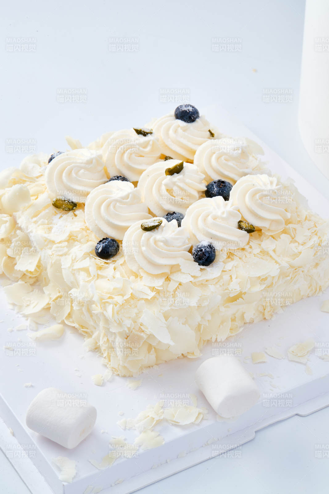 蓝莓白巧克力鲜奶慕斯榴莲蛋糕图片
