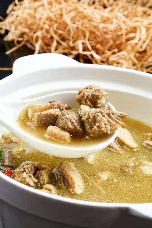 白色砂锅装的老火砂锅柴鸡煲图片