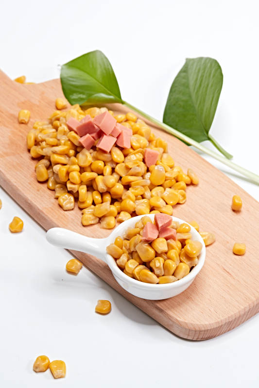 白色背景上的甜玉米粒图片