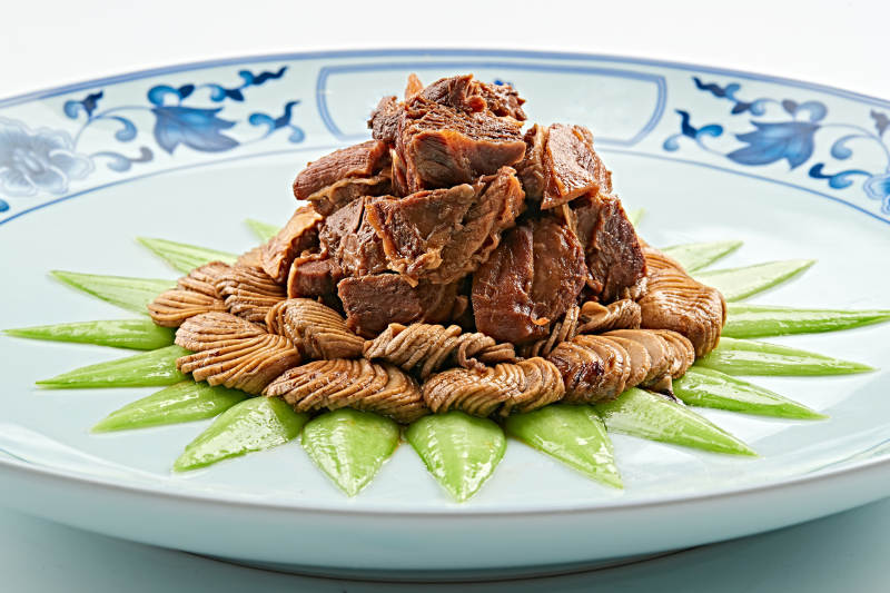 青花瓷盘装的坝上口蘑炖牛腱图片