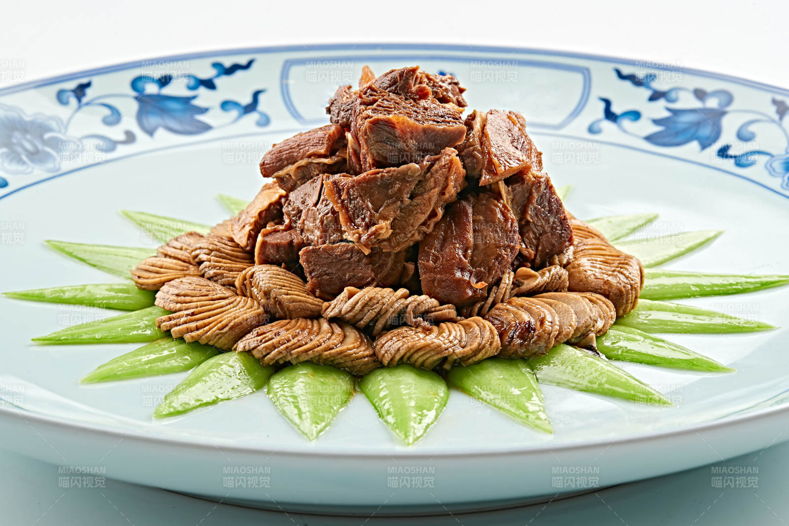 青花瓷盘装的坝上口蘑炖牛腱图片