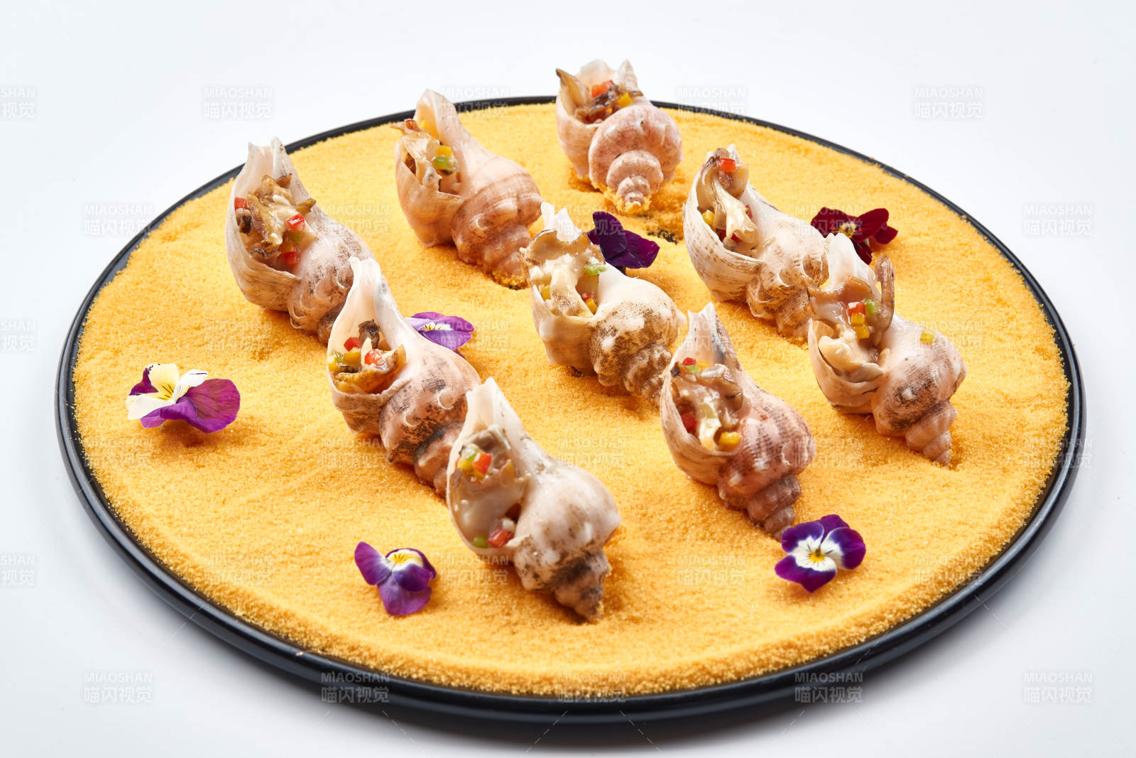 精美装饰餐具装的盐烧小海螺图片