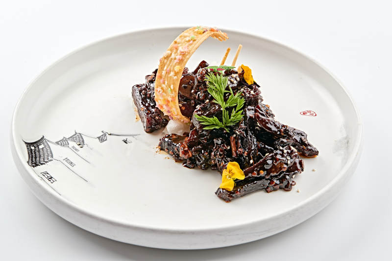 白色瓷盘装的麻辣甜鲜酱牛肉图片