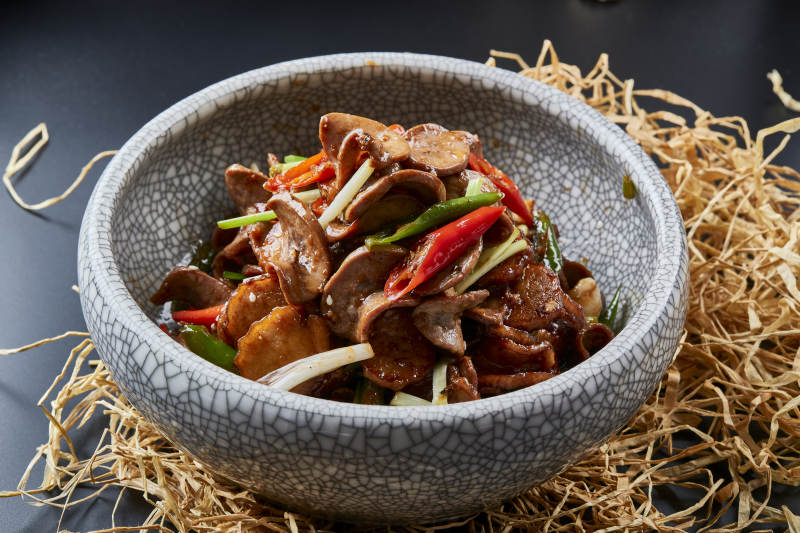 仿汝窑餐具装的香辣小炒腰片图片