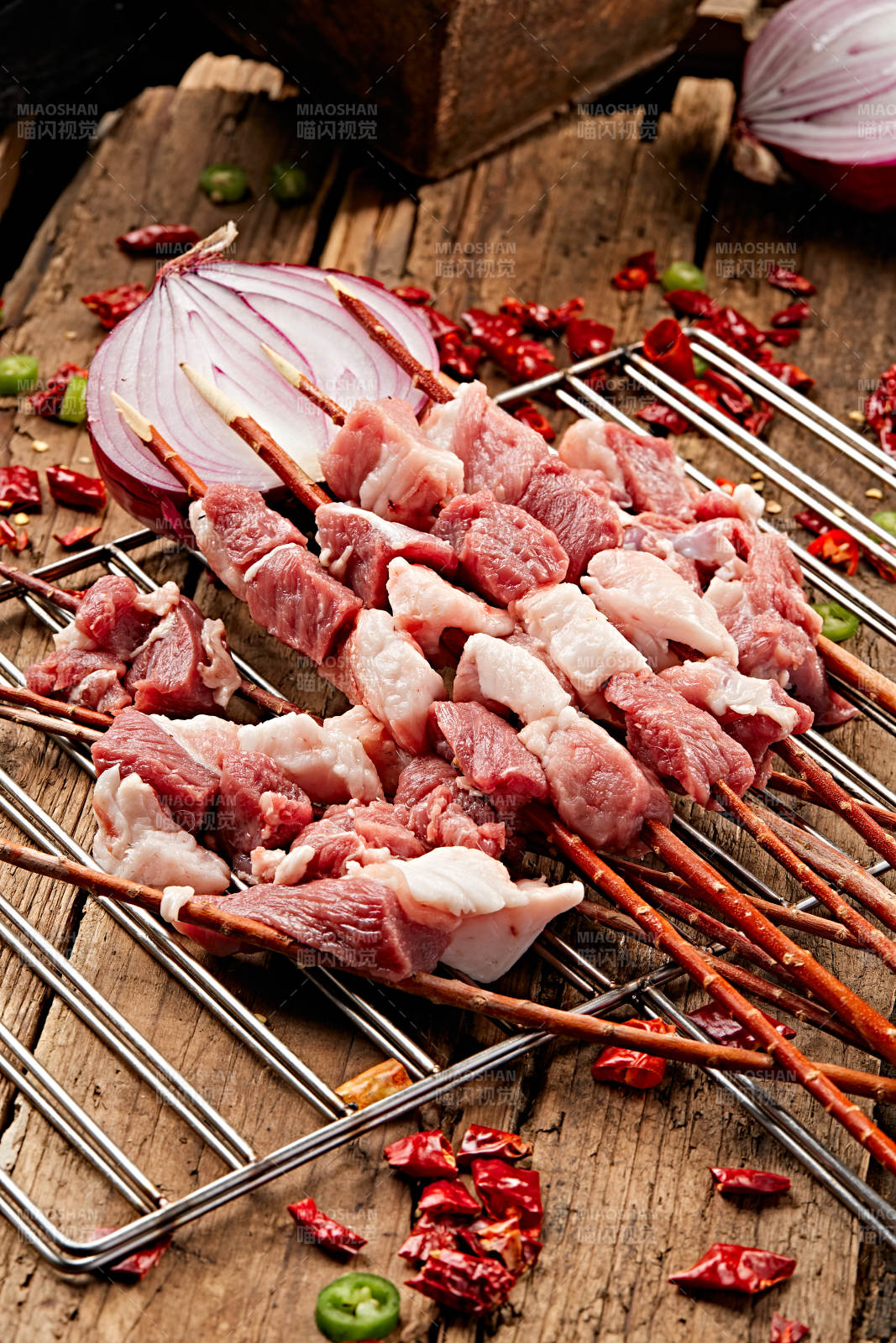 生鲜羊肉穿制的新疆红柳枝羊肉串图片