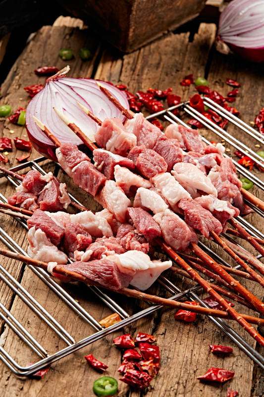 生鲜羊肉穿制的新疆红柳枝羊肉串图片
