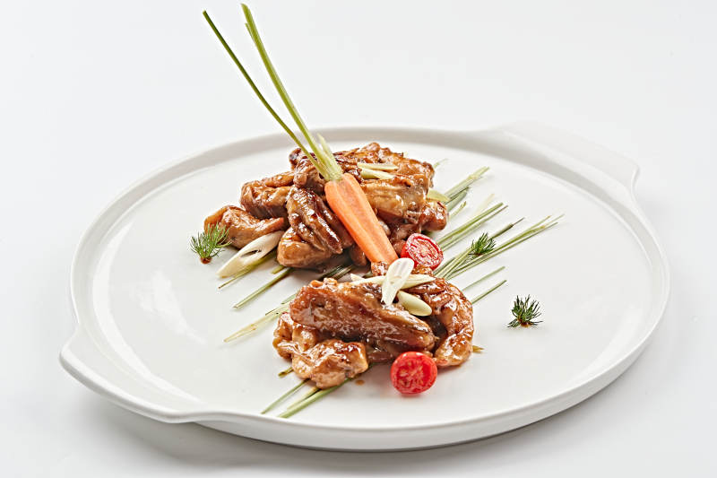 白色瓷盘装的卤味百香鸡图片