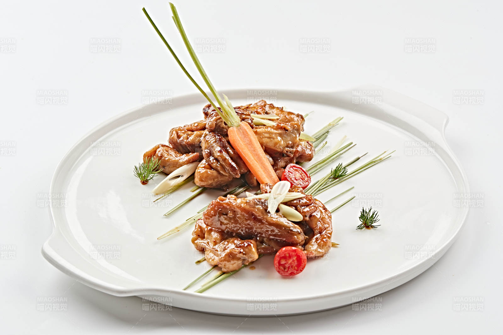 白色瓷盘装的卤味百香鸡图片