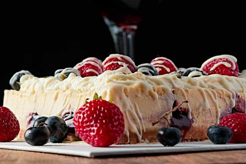 蓝莓树莓鲜奶慕斯蛋糕图片