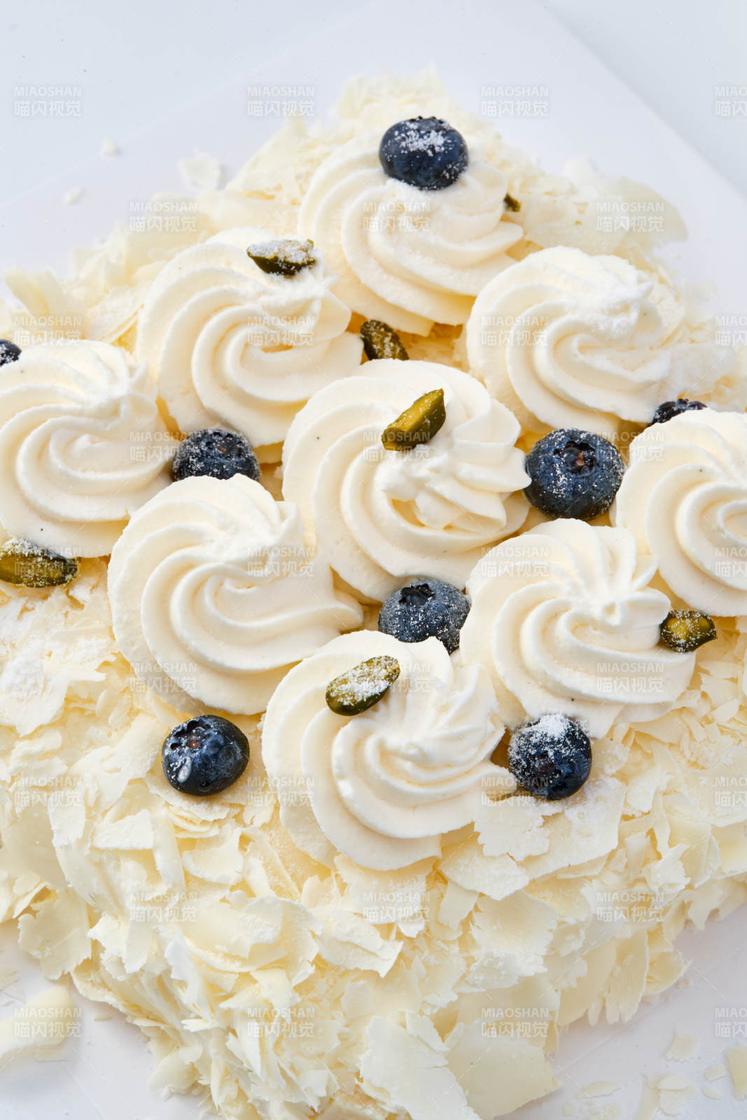 蓝莓白巧克力鲜奶慕斯榴莲蛋糕图片