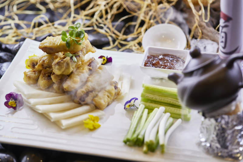 裹面香炸猪肘花配卷饼图片