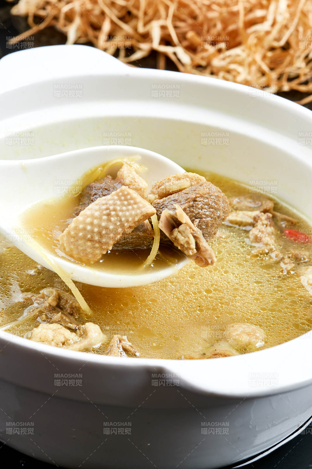 白色砂锅装的老火砂锅柴鸡煲图片