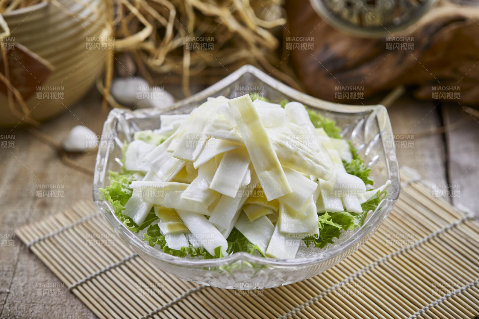 玻璃器皿装的火锅食材黄喉心管图片