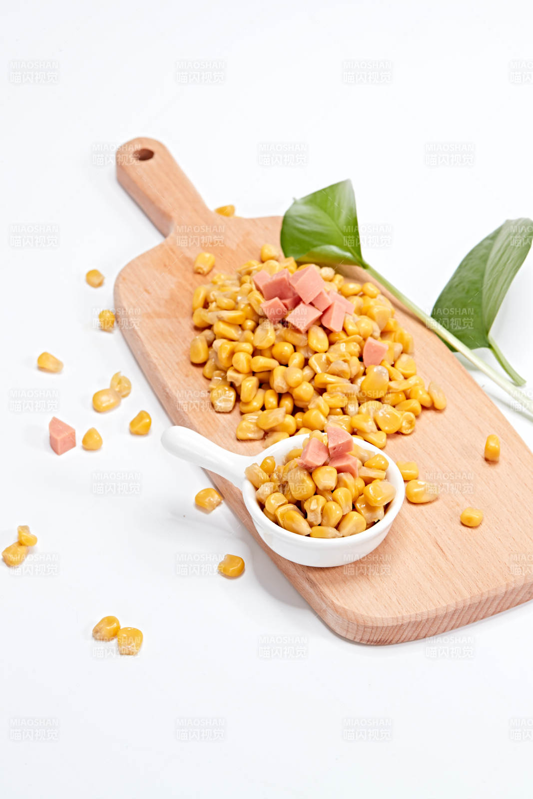 白色背景上的甜玉米粒图片
