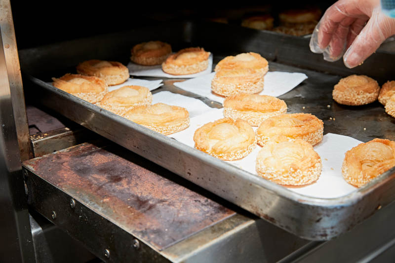 人与食物紧张忙碌的中餐厨房图片