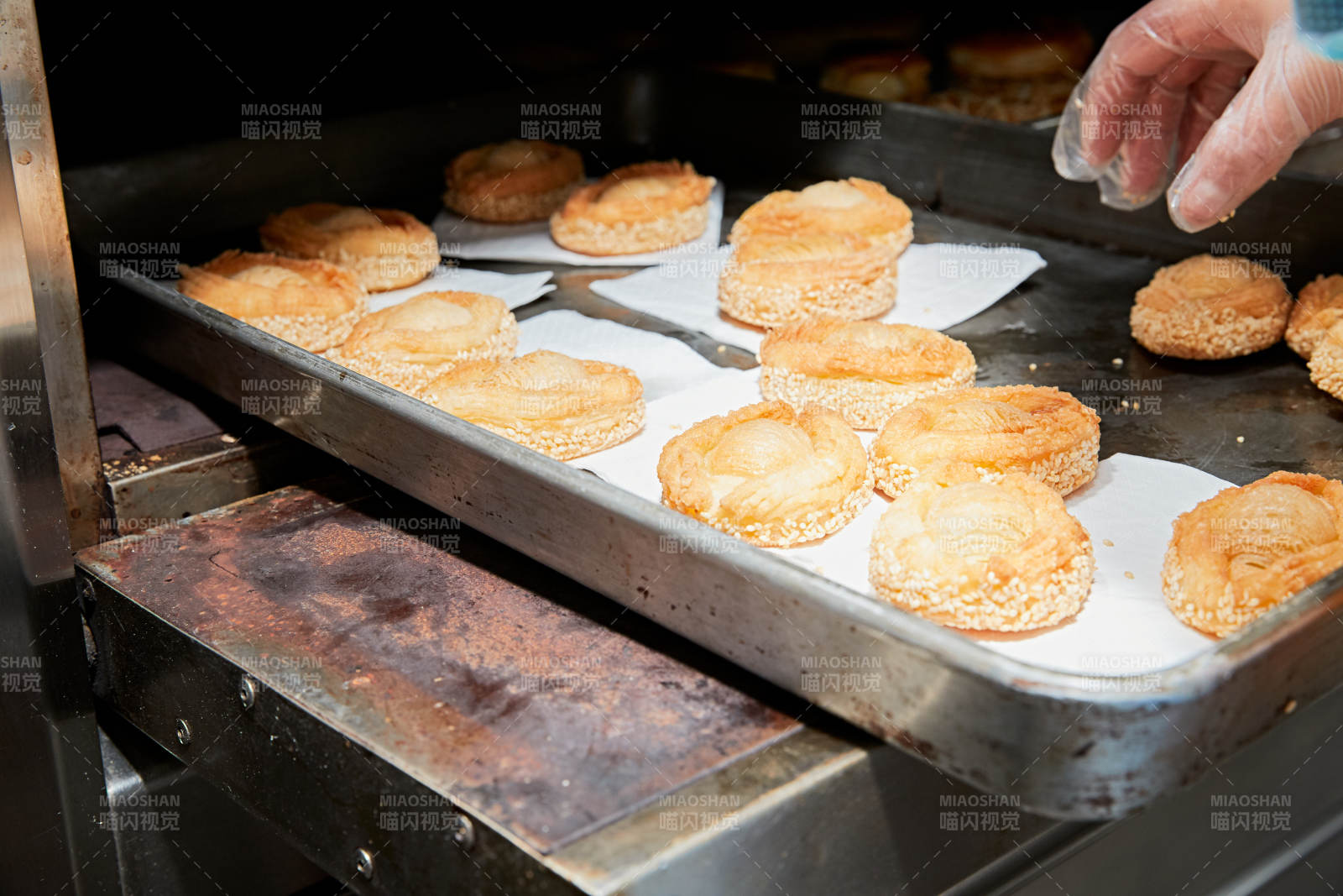 人与食物紧张忙碌的中餐厨房图片