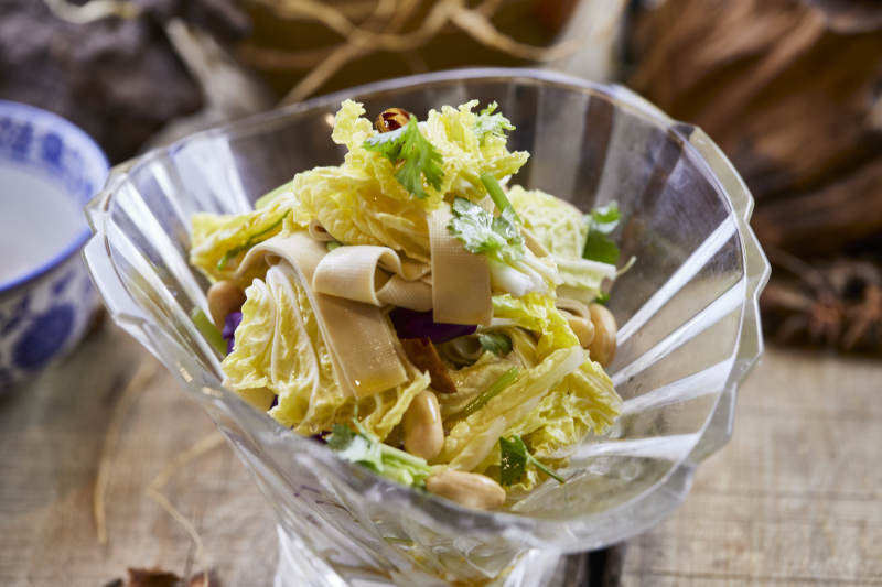 农家下酒菜豆皮菜心紫甘蓝果仁图片