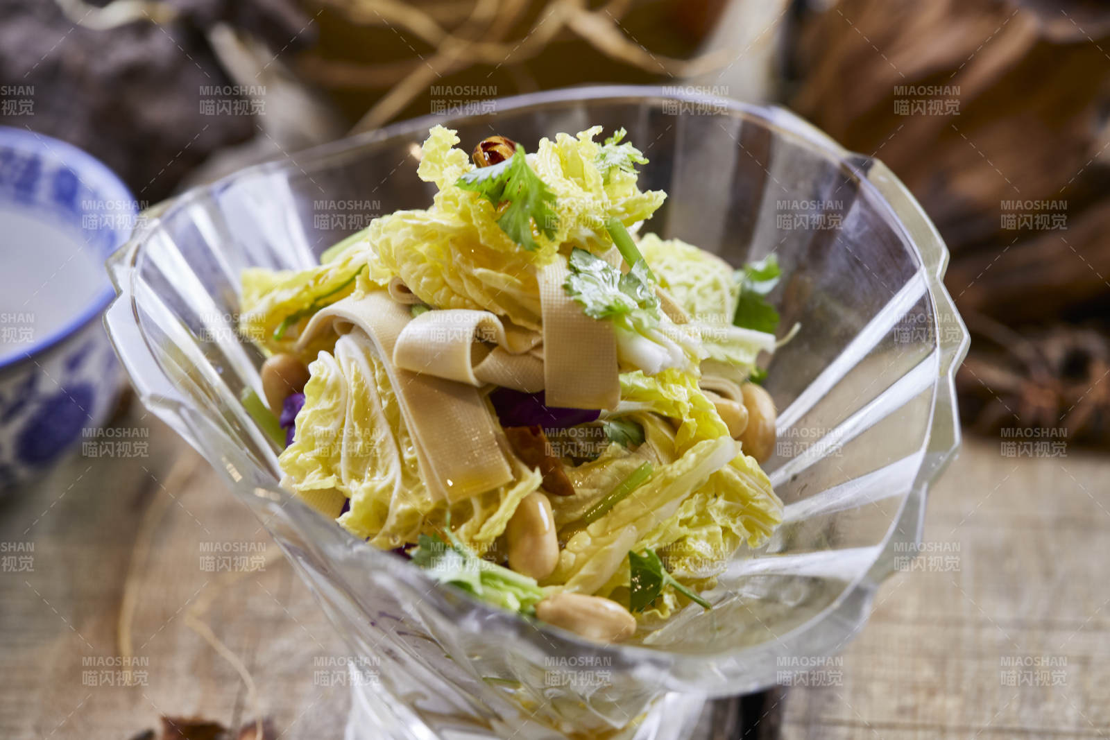 农家下酒菜豆皮菜心紫甘蓝果仁图片