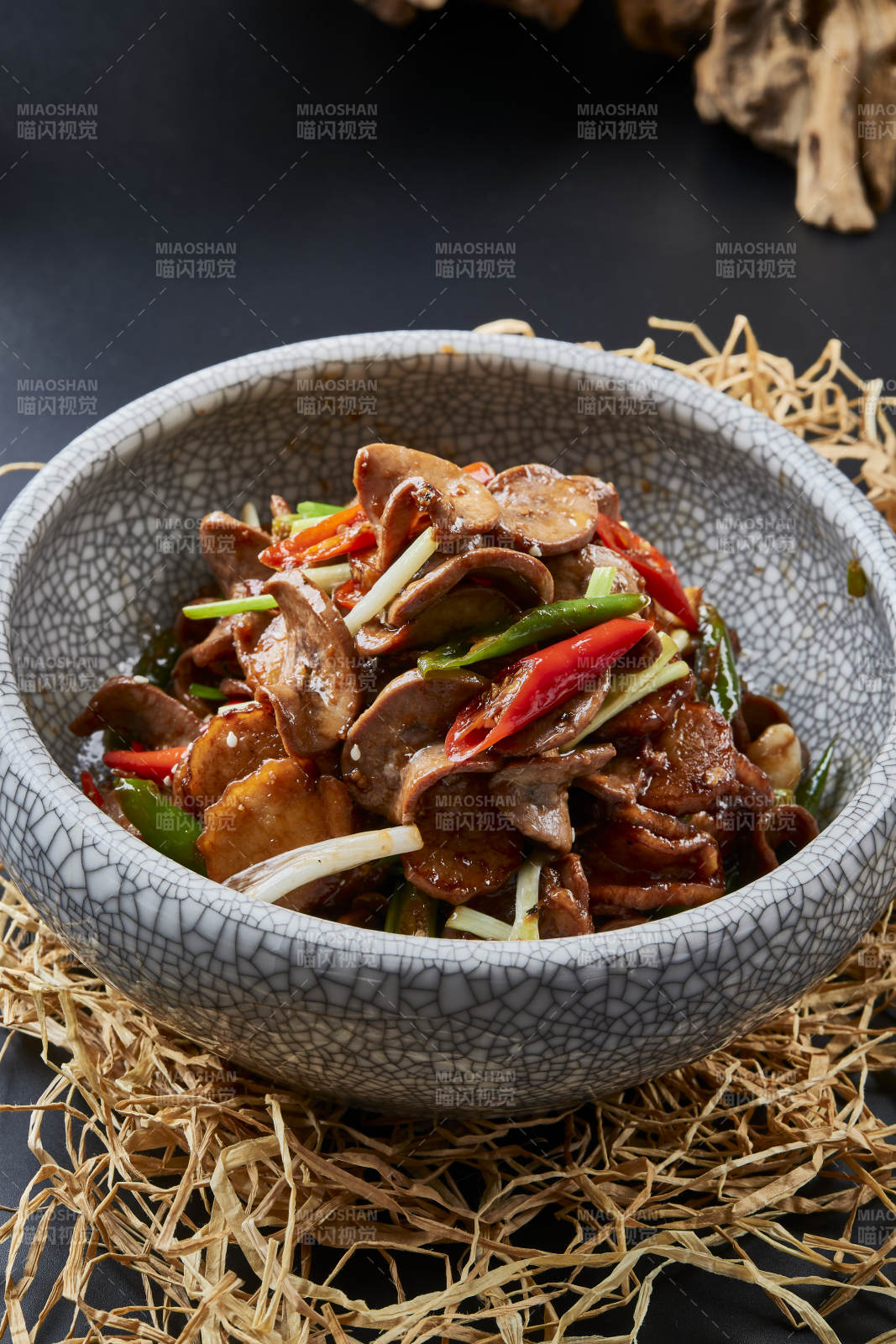 仿汝窑餐具装的香辣小炒腰片图片