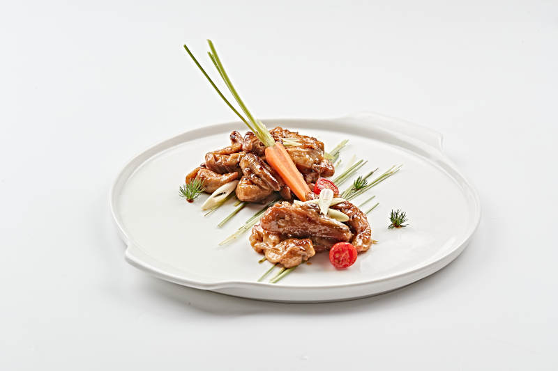 白色瓷盘装的卤味百香鸡图片