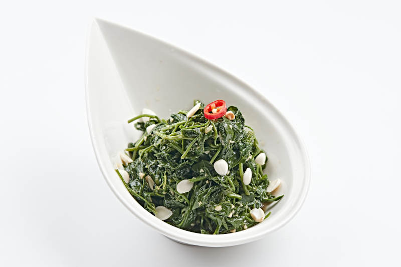 白色瓷盘装的杏仁炝拌野菜图片