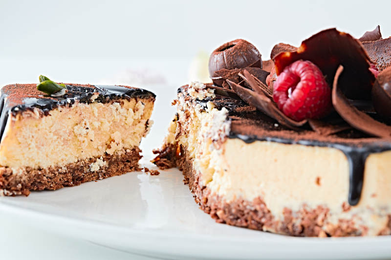 可可撒粉黑巧克力奶酪慕斯蛋糕图片