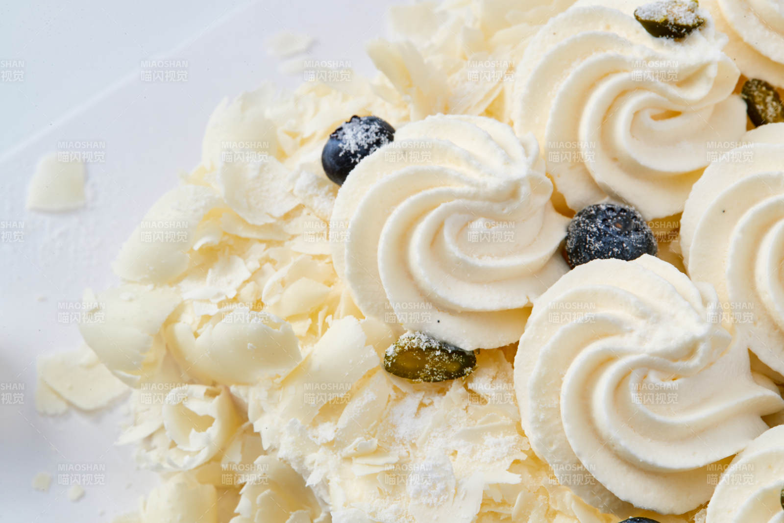 蓝莓白巧克力鲜奶慕斯榴莲蛋糕图片