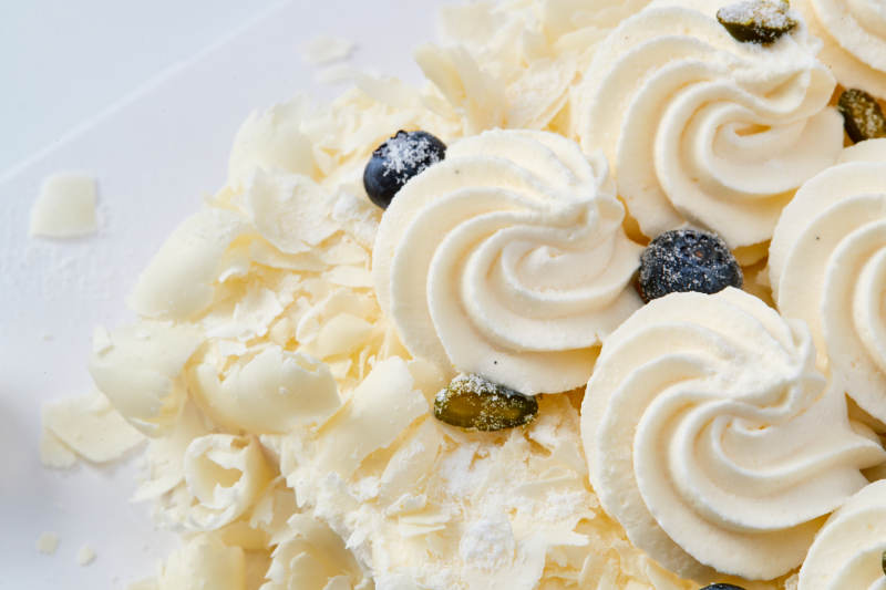 蓝莓白巧克力鲜奶慕斯榴莲蛋糕图片