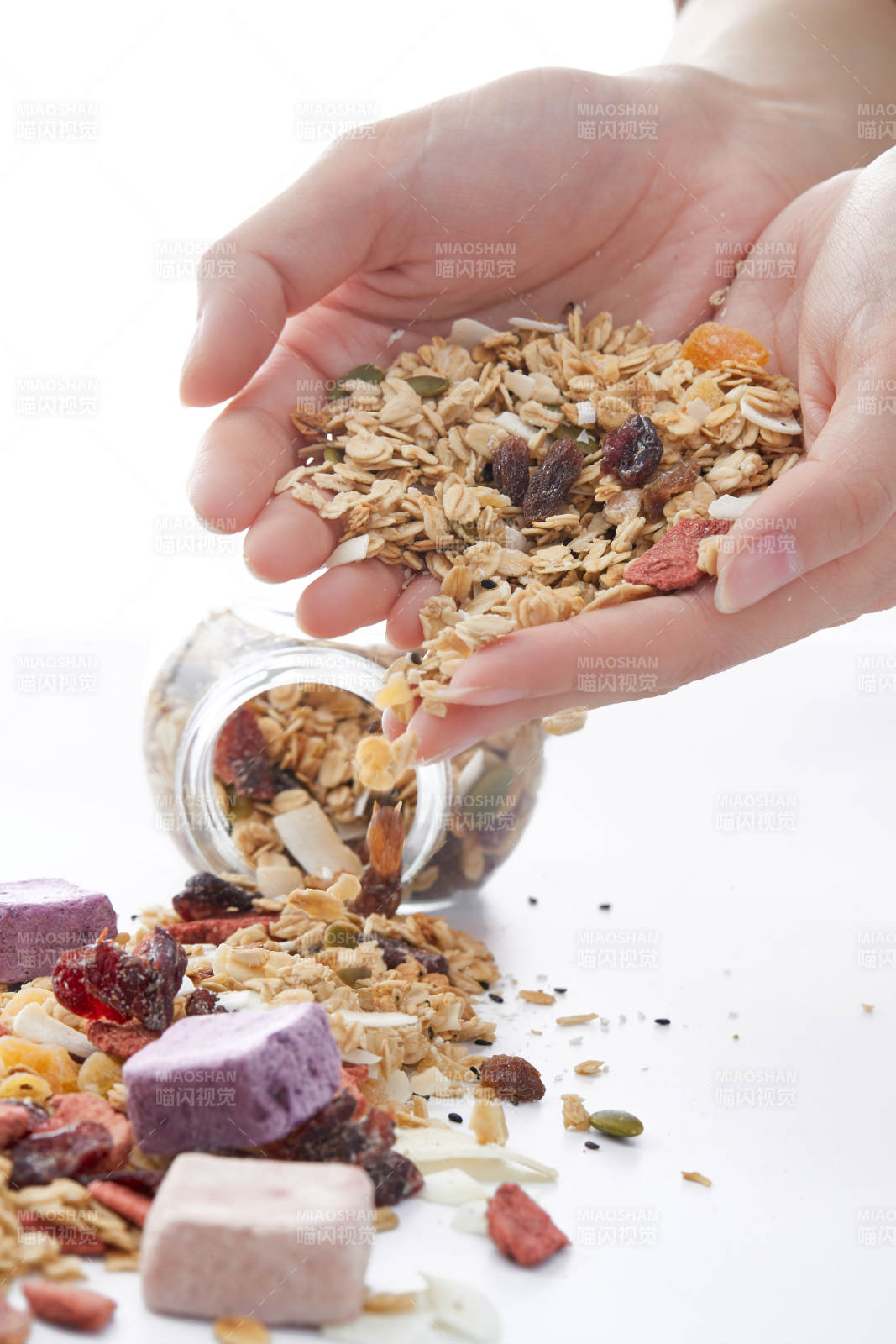 美味健康的营养早餐坚果混合烤燕麦图片