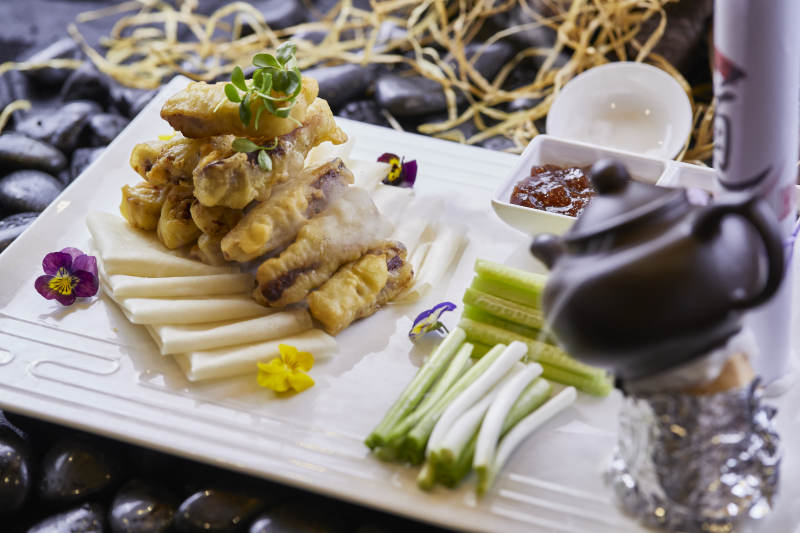 裹面香炸猪肘花配卷饼图片