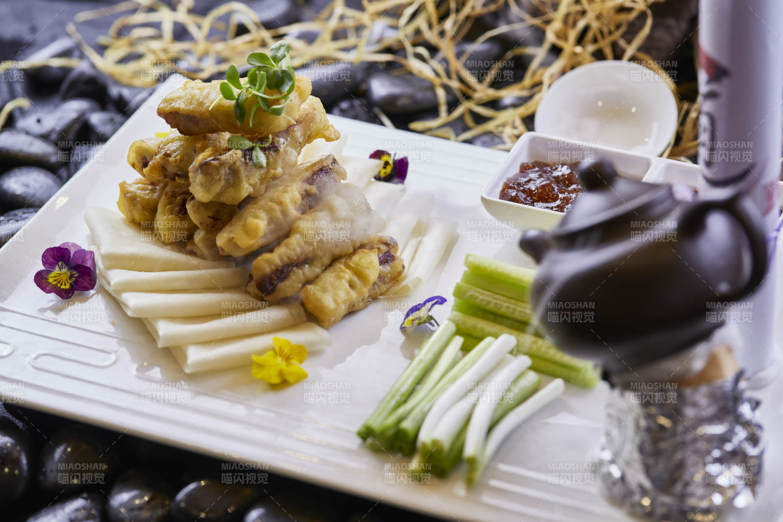 裹面香炸猪肘花配卷饼图片